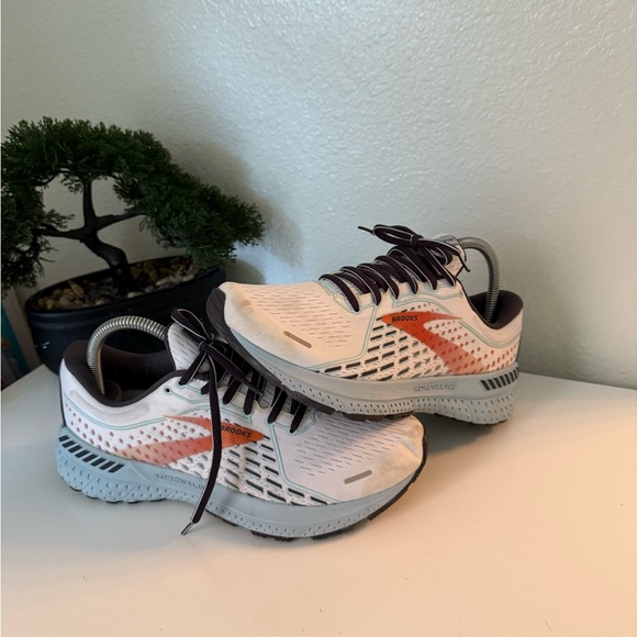 Brooks White and Coral Athletic Shoes adrenaline 21 - Picture 2 of 8